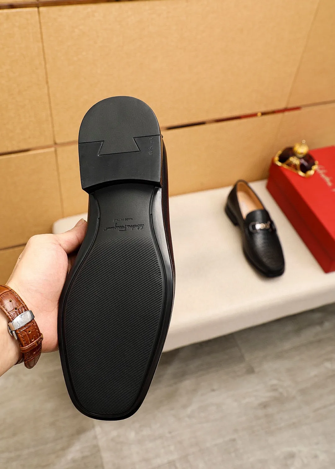 Men's shoes💰480💰 Product trademark: Ferragamo "Ferragamo" casual leather shoes Regular size: 38-44 (45🉑️customized) Product materials: Selected imported first-layer calfskin embossed upper + original hardware buckle, imported water-dyed cowhide leather lining. Strong three-dimensional visual effect, rubber outsole Color: 1⃣️color optional